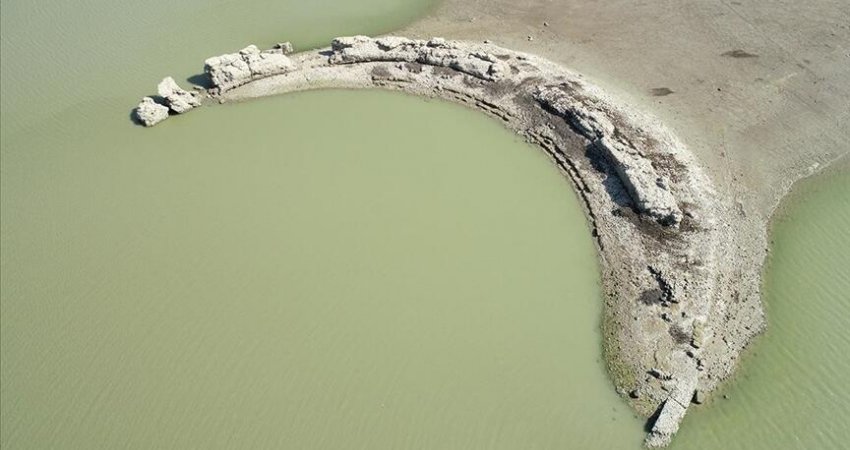 Qyteti antik Augusta del në pah pas rënies së nivelit të liqenit