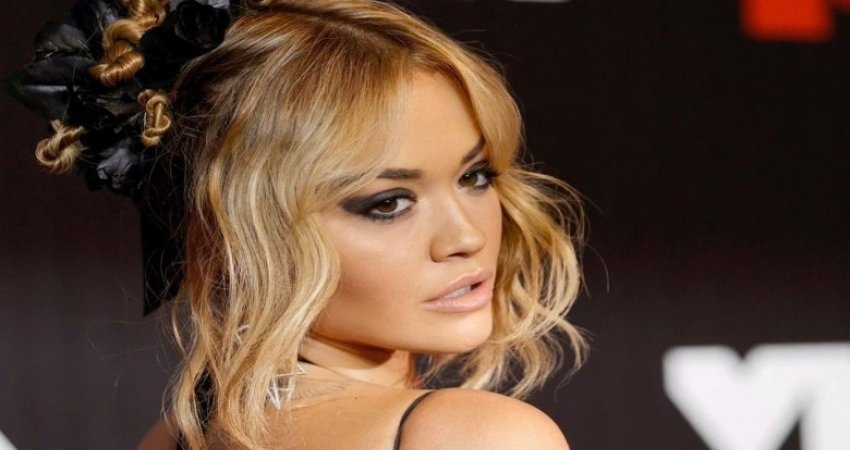Rita Ora tërësisht me të zeza në ndarjen e çmimeve 'MTV VMA'