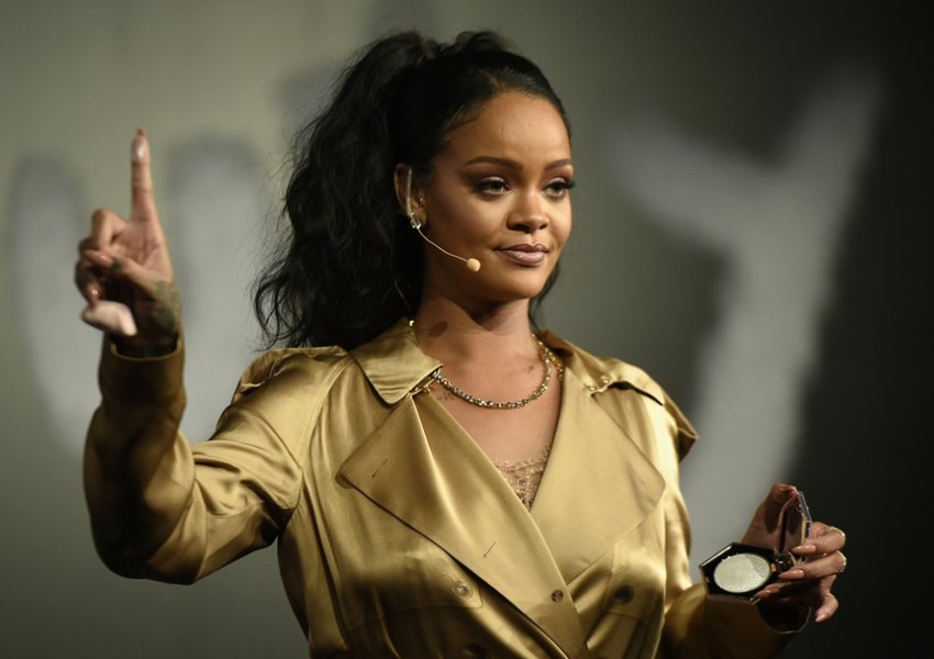  Rihanna i “çmend” të gjithë me veshjen me vlerë mbi 10,000 dollarëshe