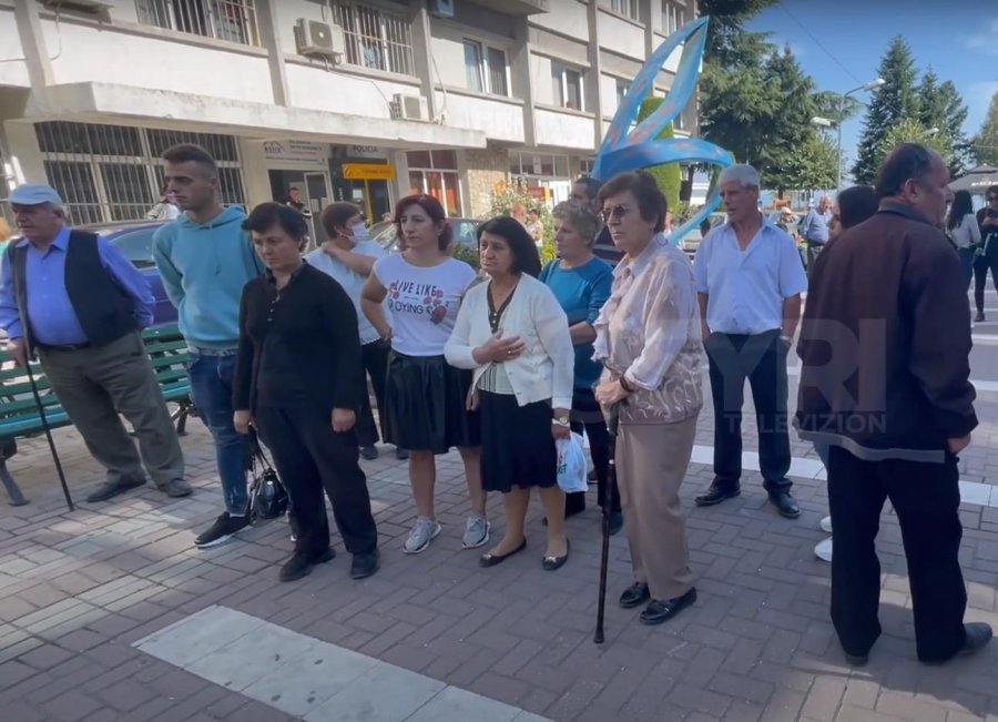VIDEO/ Protestë para bashkisë së Pogradecit: Personat me aftësi të kufizuara kërkojnë pagat