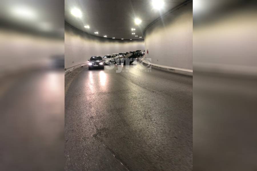 Aksident pranë tunelit në autostradën Tiranë-Elbasan
