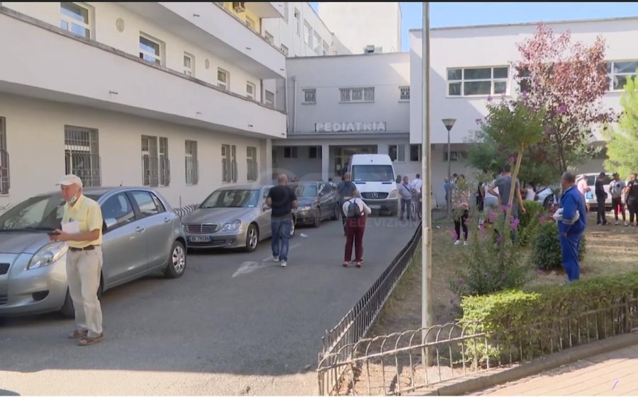 VIDEO nga SYRI TV/ Radhë të gjata të pacientëve në QSUT, pritje me orë të gjata për skanerin