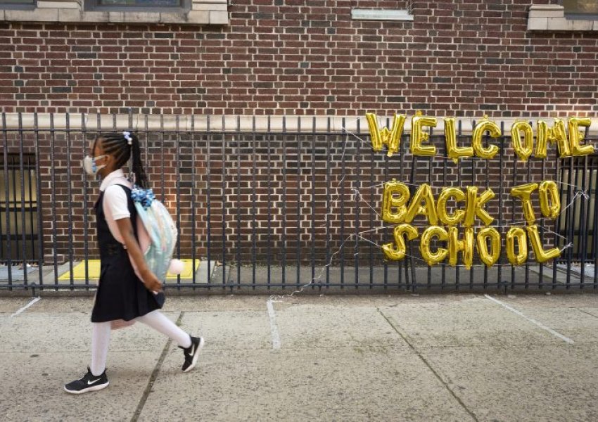 Fëmijët në Nju Jork kthehen në shkolla, mësuesit të detyruar të vaksinohen