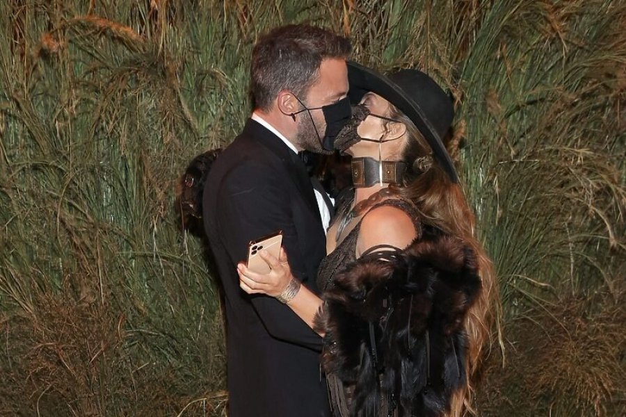 Ben Affleck dhe Jennifer Lopez i vunë flakën tapetit të kuq në Met Gala me një puthje të zjarrtë