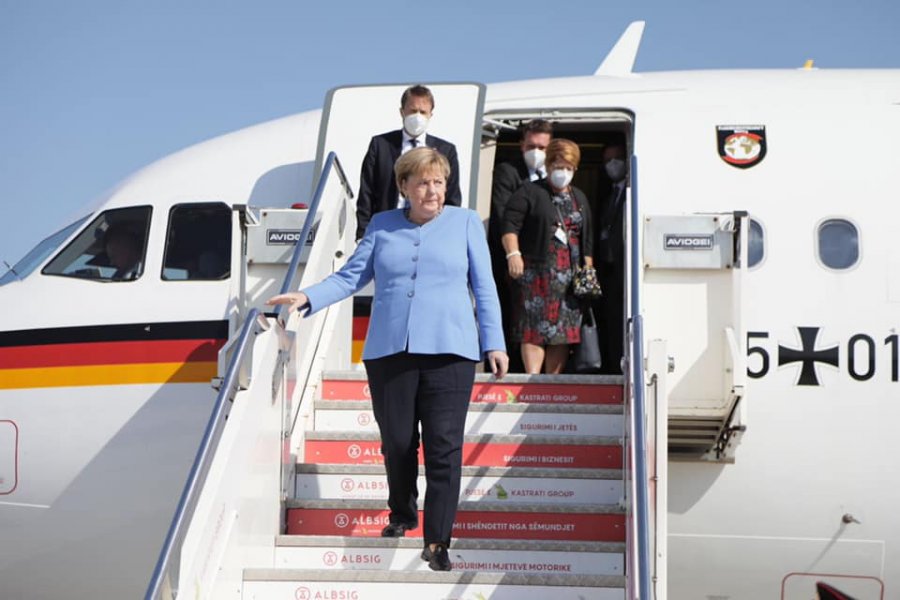FOTOLAJM/ Momenti kur Angela Merkel mbërrin në Tiranë