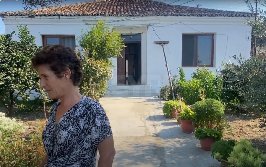 VIDEO/ Familjes Sulejmani po i bie shtëpia mbi kokë, specialistët e Kadastrës së Fierit pengojnë rindërtimin