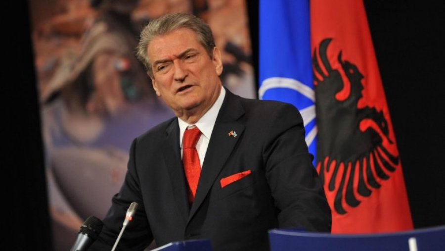 Kosova përkrah foltoret e Sali Berishës