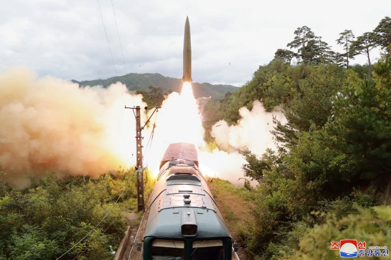 Koreja e Veriut prezanton raketat e reja, nisja e tyre bëhet nga trenat
