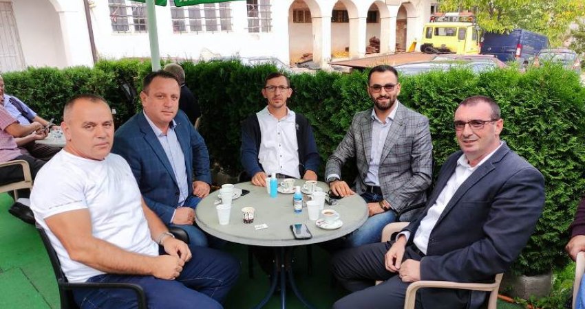 Toleranca politike në Kosovë: Asamblistët e krejt partive mblidhen për kafen e mëngjesit 
