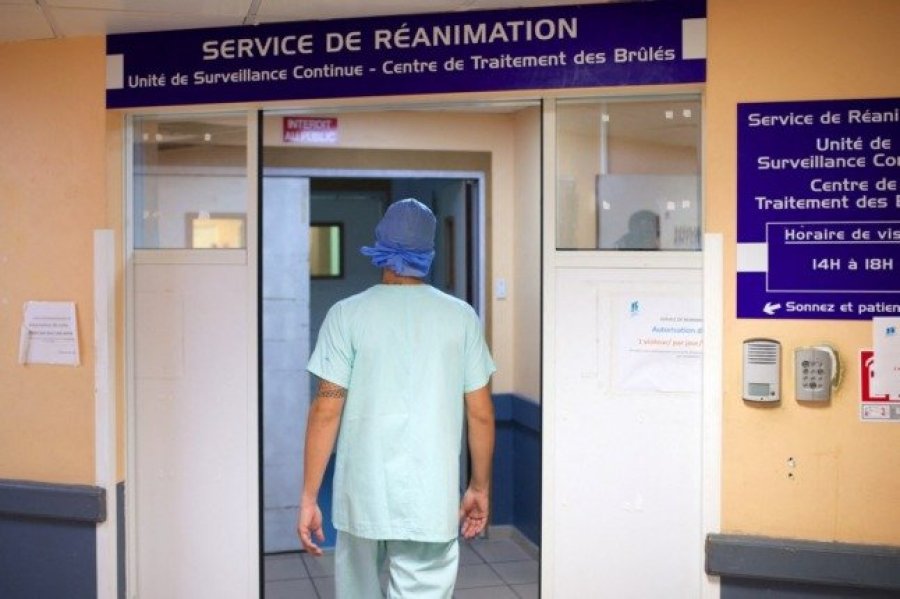 Franca pezullon 3000 punonjës shëndetësie të pavaksinuar