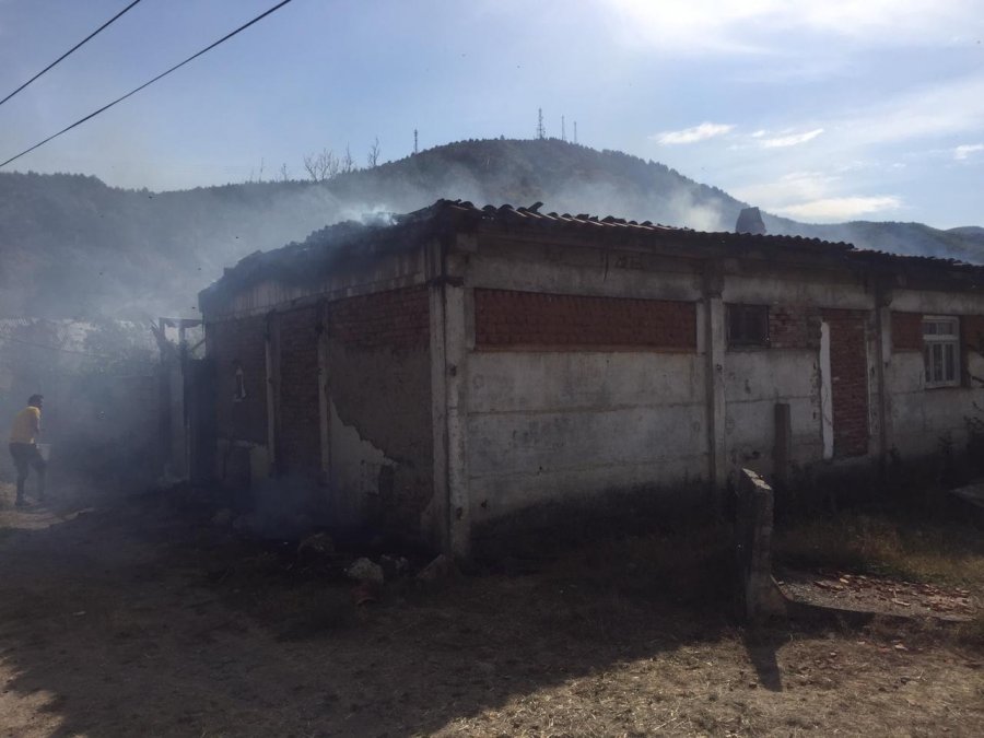 FOTO/ Shpërthen bombola, digjet banesa në Devoll
