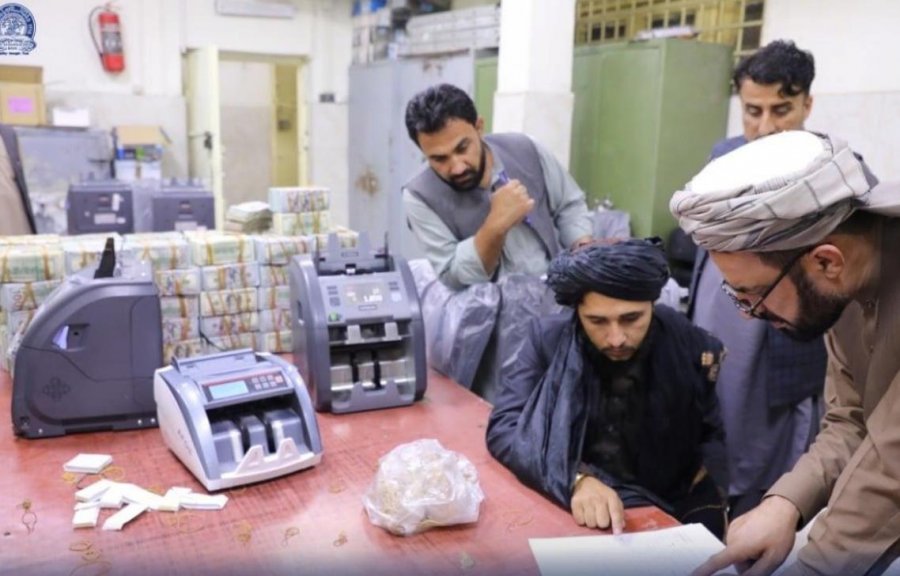 Talibanët sekuestrojnë 12,4 milionë dollarë nga ish-qeveritarët afganë