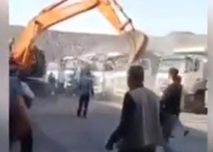 VIDEO/ I vonojnë pagën një muaj, minatori shkatërron kamionët e kompanisë