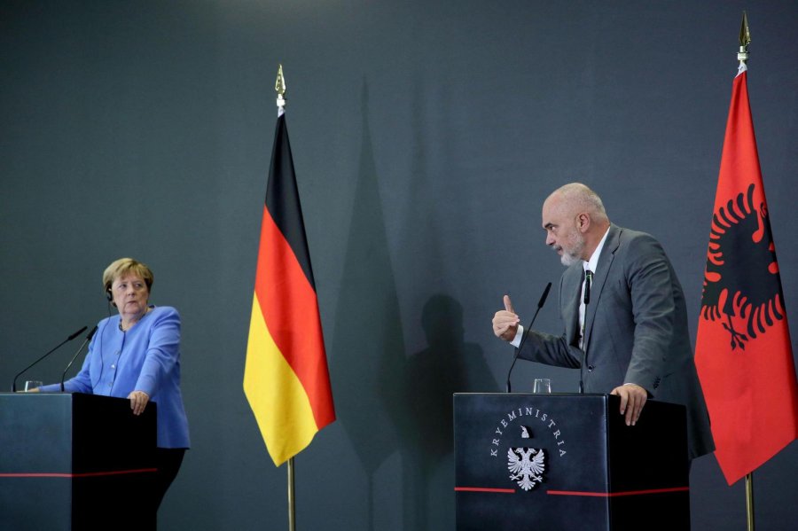 Merkel përqafoi dhe forcoi autokratët në Ballkan