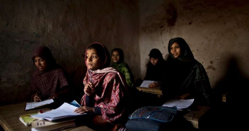 Talebanët ua ndalojnë vajzave shkollimin e mesëm