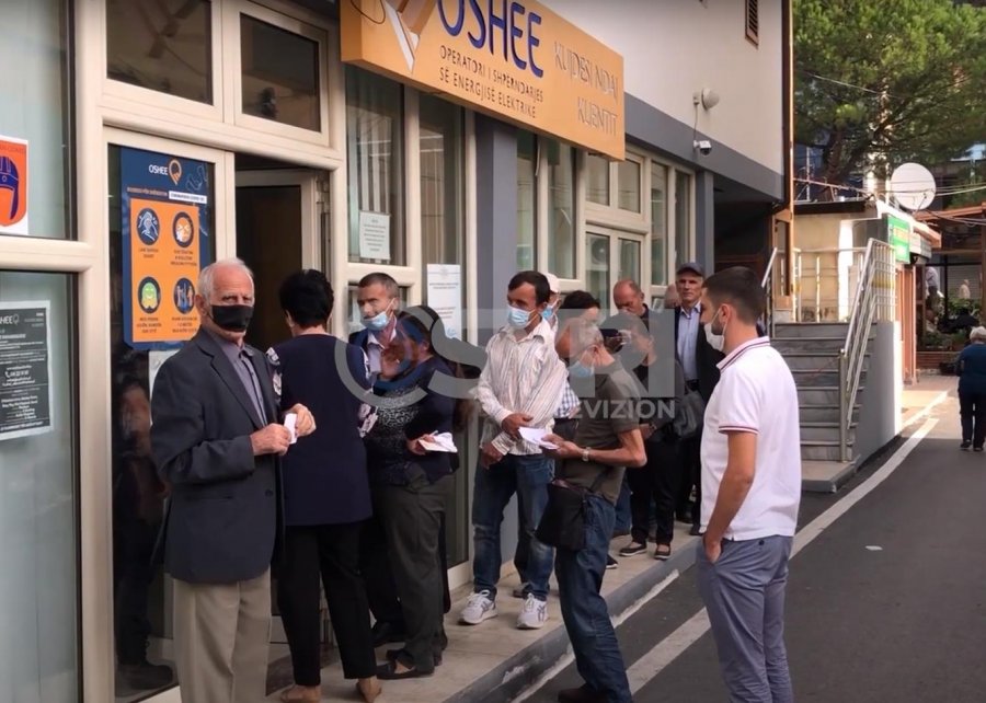 VIDEO/ Lezhë, kaos te zyrat e OSHEE, qytetarët presin me orë të gjata në radhë