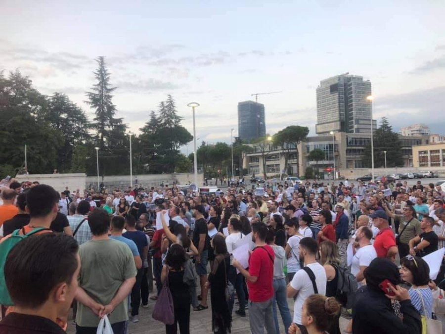 VIDEO/ Jo vaksinim me detyrim, protestë në Tiranë