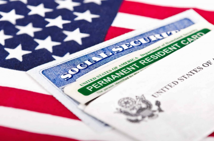 Avokati amerikan: Mos e lini t’ju skadojë Green Card (Dokumenti i Rezidencës së Përhershme)