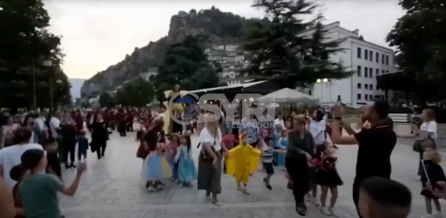 SYRI.TV: Berati rizgjon traditën e karnavaleve, fëmijët dhurojnë atmosferë festive
