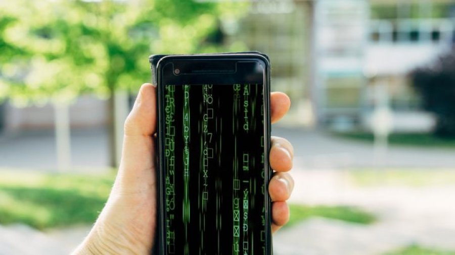 Si të kuptoni nëse celulari juaj është hakuar dhe çfarë duhet të bëni për ta shmangur 