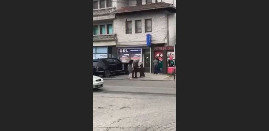 VIDEO/ Pamje të rënda, kapje flokësh, shkelma, vajza rrihet në mes të rrugës