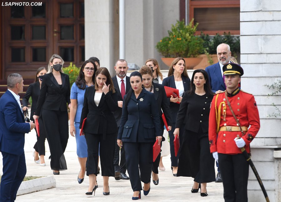 Ironia e gazetares: Ministret e Ramës të vazhdojnë me jetën alla Kardashian, ai nuk ka përulësi  