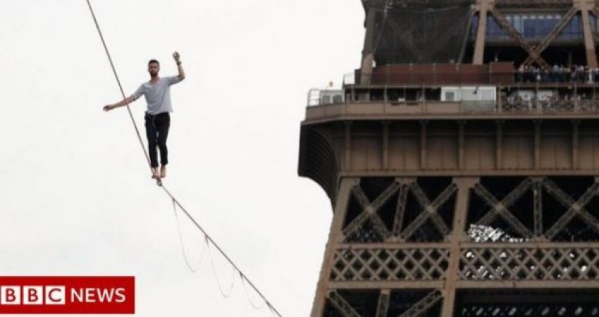 27 vjeçari ecën mbi litar në lartësi prej 670 metrash, do dridheni vetëm duke e shikuar (Video)