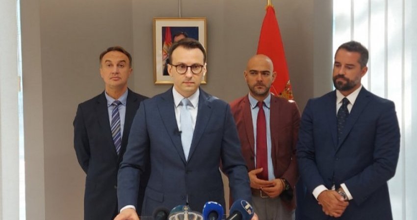 Fillojnë sulmet mes politikanëve në Serbi: Ja kush e vendosi kufirin në Jarinje dhe Bërnjak!
