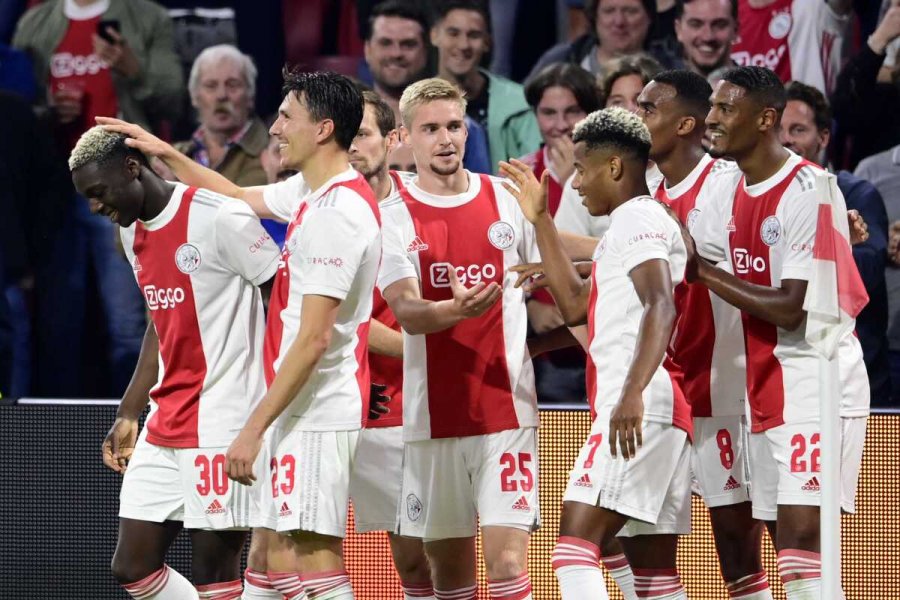 Ajax mposht thellë Cambuur dhe barazon rekordin 40 vjeçar