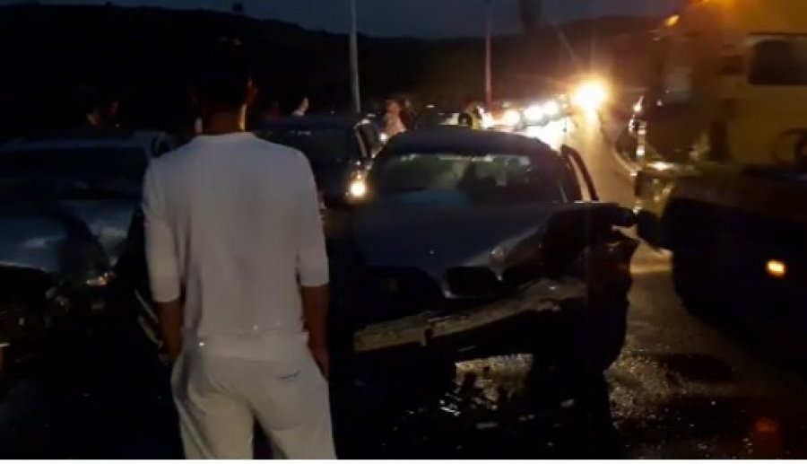 VIDEO/ Kryen parakalim të gabuar dhe shkakton aksident, dy persona dërgohen në spital