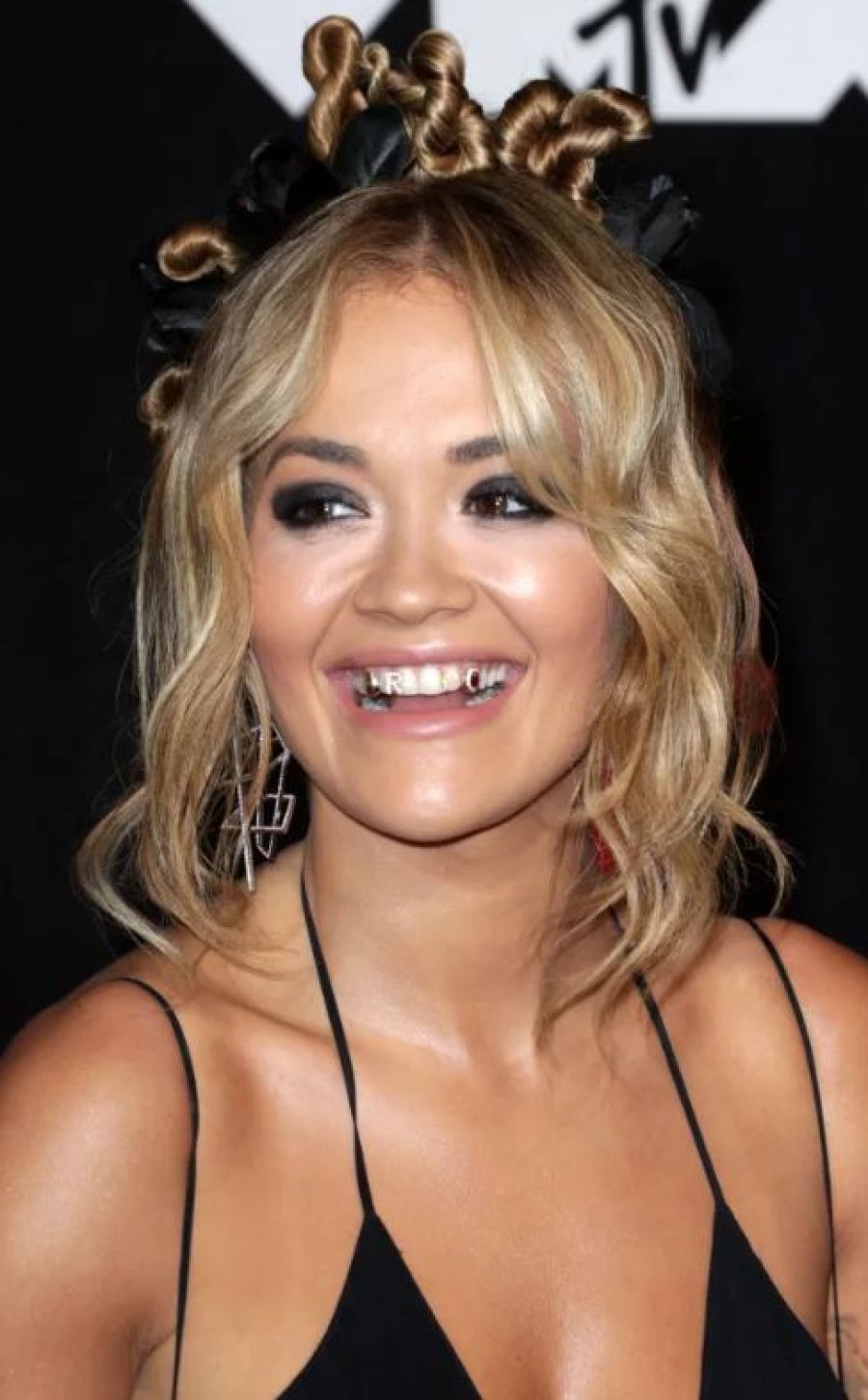FOTO/ Rita Ora mbulon dhëmbët me ar dhe gurë të çmuar për ‘MTV VMA’