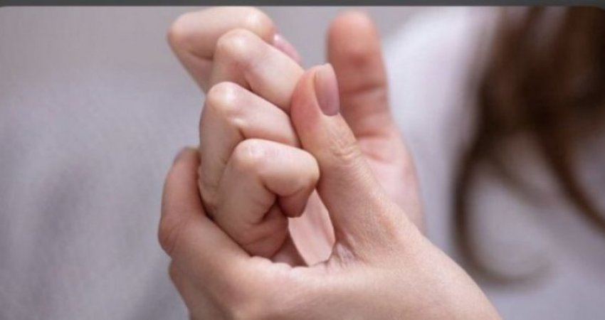 Mjeku i njohur popullor: Mpirja e duarve tregon një sëmundje që trajtohet me dy veprime të thjeshta