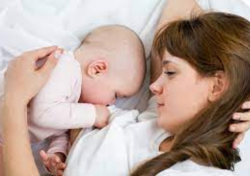 Studimi: Qumështi i nënave të vaksinuara mund të mbrojë foshnjat nga Covid-19
