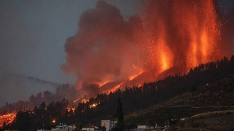 Shpërthimi i vullkanit alarmon ishullin në Spanjë, 5 mijë të evakuuar