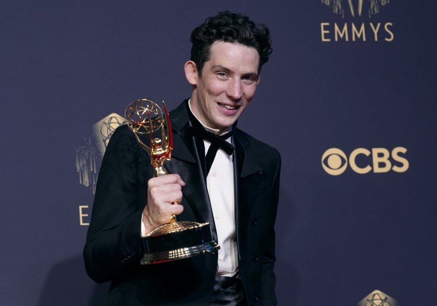 Drama 'The Crown' dhe komedia 'Ted Lasso' fituan çmimet kryesore Emmy