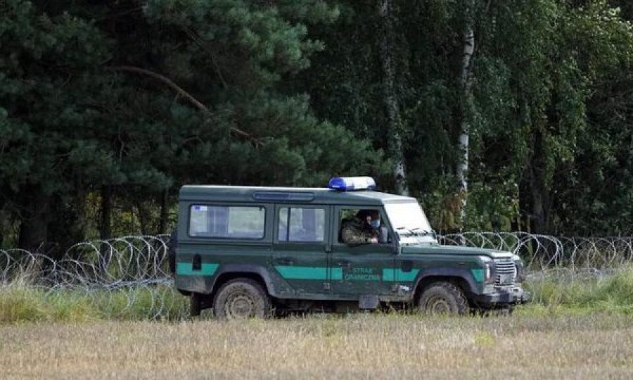 Tre emigrantë u gjetën të pajetë, Polonia dërgon 500 trupa shtesë në kufi me Bjellorusinë