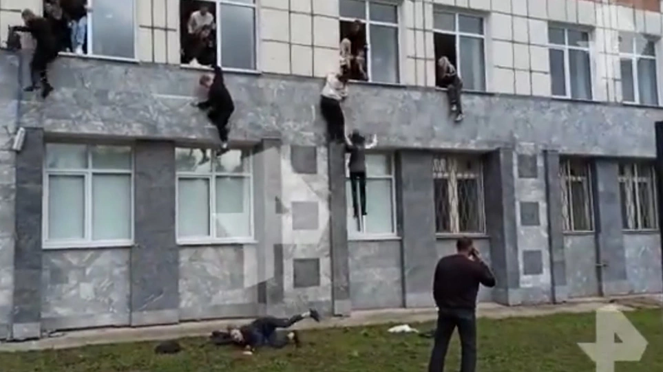Sulm me armë në një universitet në Rusi, studentët hidhen nga dritaret për të shpëtuar