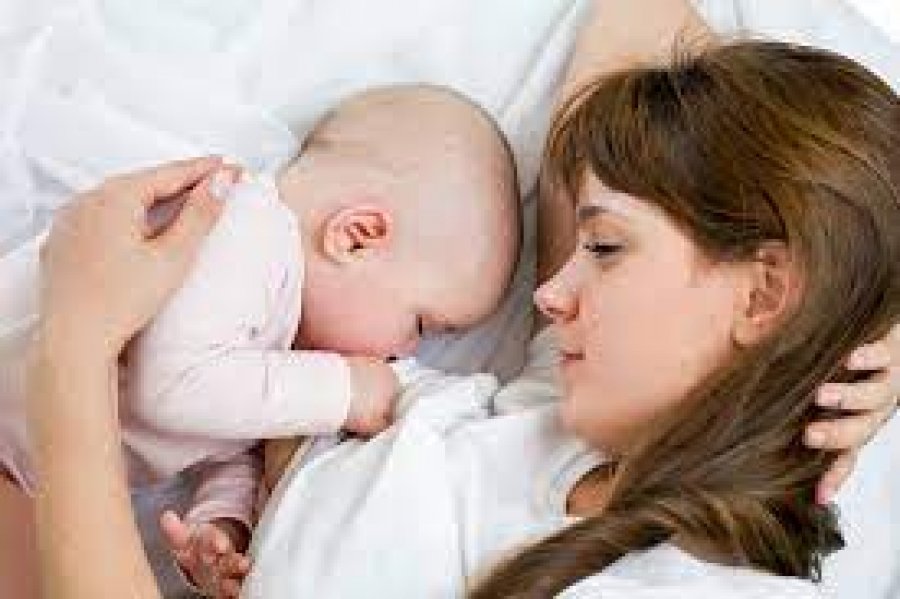 Studimi: Qumështi i nënave të vaksinuara mund të mbrojë foshnjat nga Covid-19