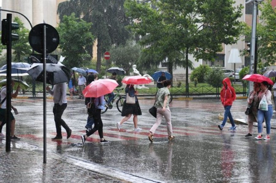 FOTO/ Reshje shiu dhe shtrëngata, parashikimi i motit për këtë javë