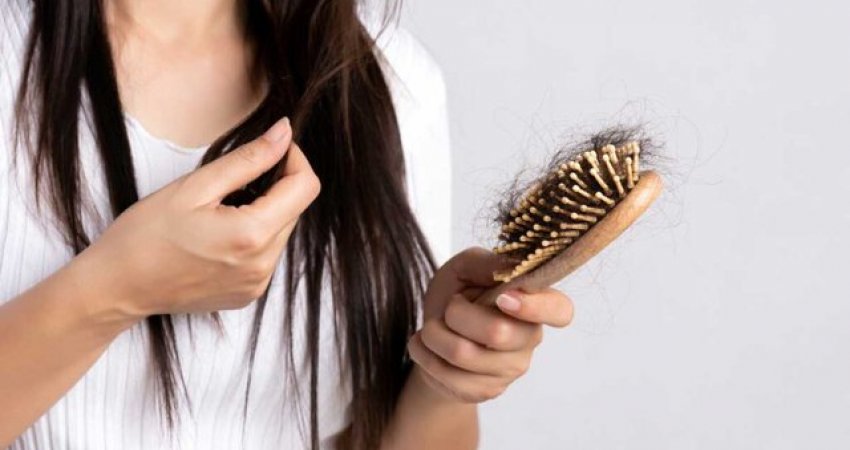 A duhet të shqetësoheni apo është thjeshtë rënia sezonale e flokëve?