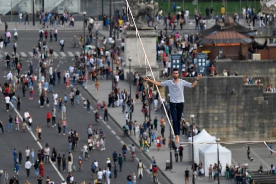 FOTO/ 70 metra mbi tokë, 27-vjeçari ecën mbi litar nga Kulla Eifel deri në Teatrin Chailot