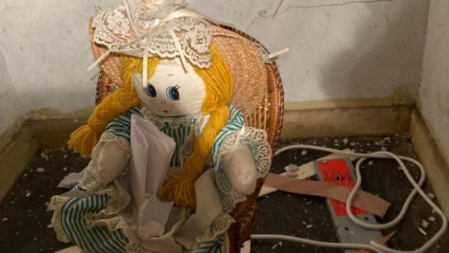 FOTO/ Anglezi gjen kukullën horror me mesazh drithërues në murin e shtëpisë