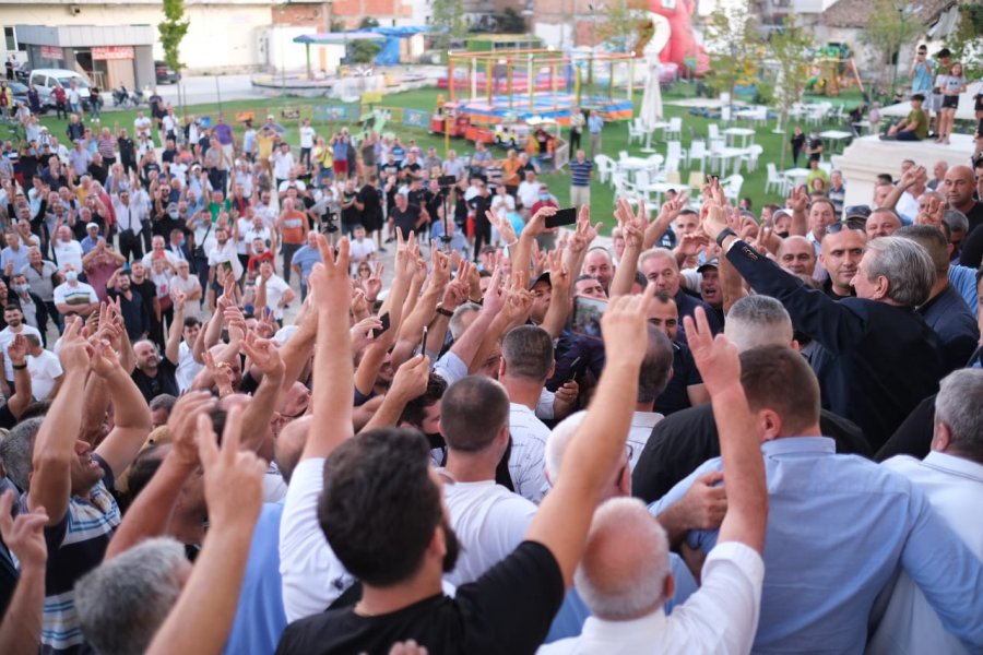 Pritja madhështore/ Mijëra demokratë 'pushtojnë' Fierin për Sali Berishën 