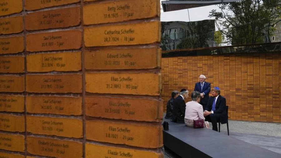Memorial i ri në Amsterdam me emrat e 102,000 viktimave të Holokaustit