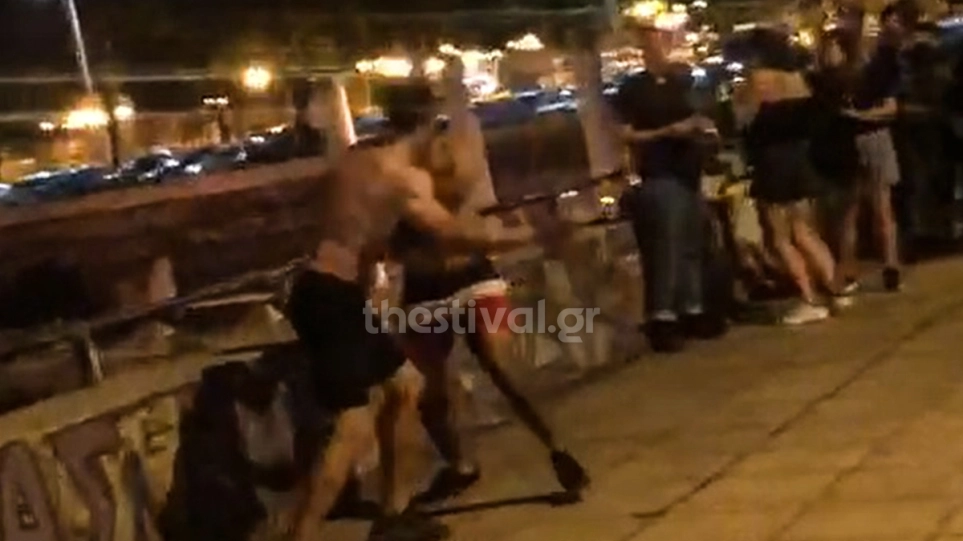 Video nga krimi brutal në Selanik: Momentet kur algjeriani godet me thikë bashkatdhetarin e tij