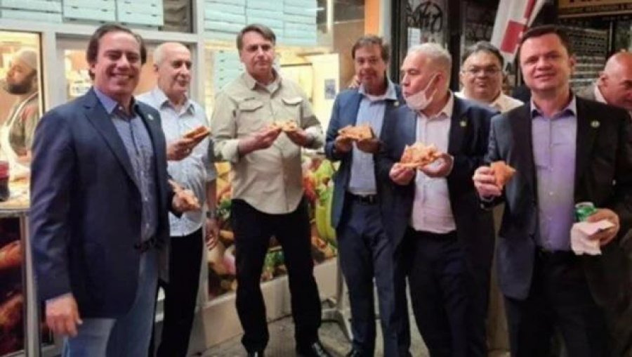 Kjo foto e presidentit brazilain Jair Bolsonaro duke ngrënë pica në rrugët e Nju Jorkut bëhet virale