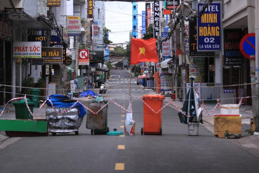 Prapa barrikadave, Vietnami po lufton me virusin ‘armik’ - FOTO 