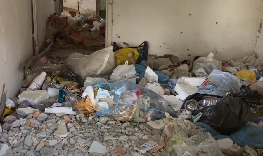 VIDEO/ Lagjia ‘Besëlidhja’ mbytet nga plehrat: Mbetjet dhe era e rëndë, alarmohen qytetarët