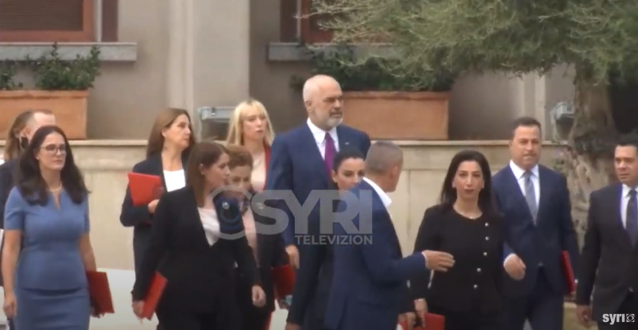 VIDEO/ Në mungesë të Ramës, kabineti i ri qeveritar merr 3 vendimet e para