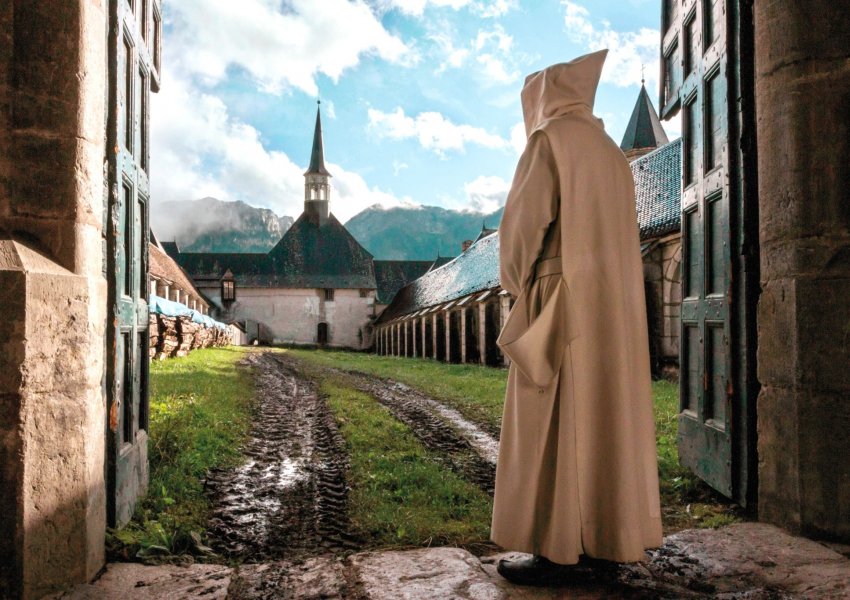 T'i izolosh këta në qeli? Dy murgj në Francë akuzohen se i vunë zjarrin antenës 5G